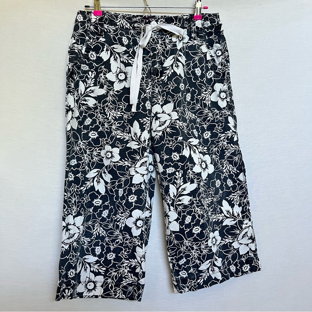 Floral Blue and White Wide-Leg Capris Pants